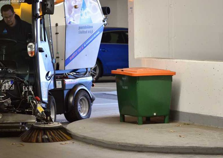 استفاده از سوییپر صنعتی برای نظافت پارکینگ